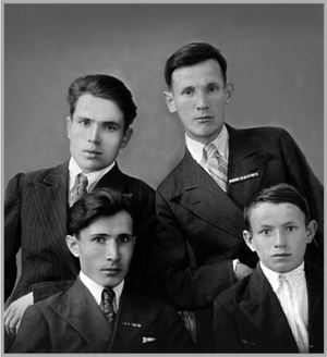 Четыре брата. П.Малинин слева в первом ряду