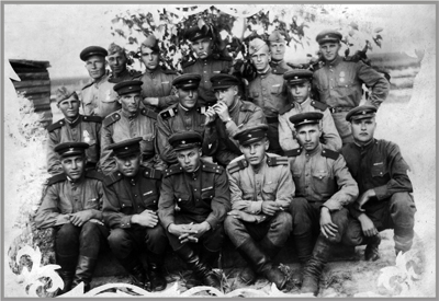 В армии с группой товарищей. П.Малинин 2-ой справа в 1-ом ряду, 1946