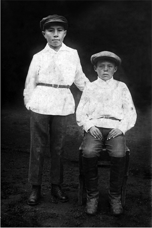 Первый снимок. П.Малинин слева, 1934